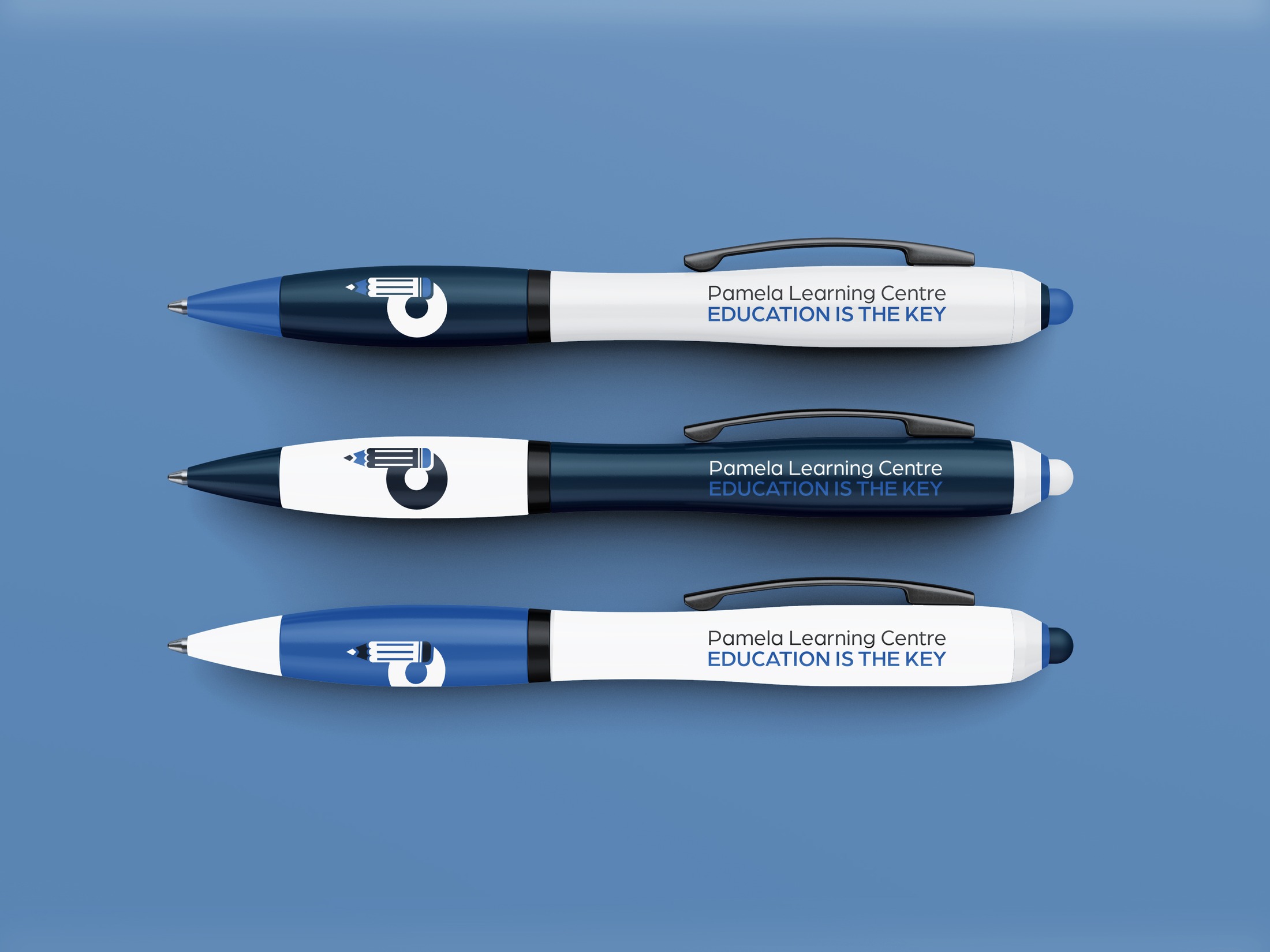 Penne personalizzate Pamela Learning Centre su sfondo blu