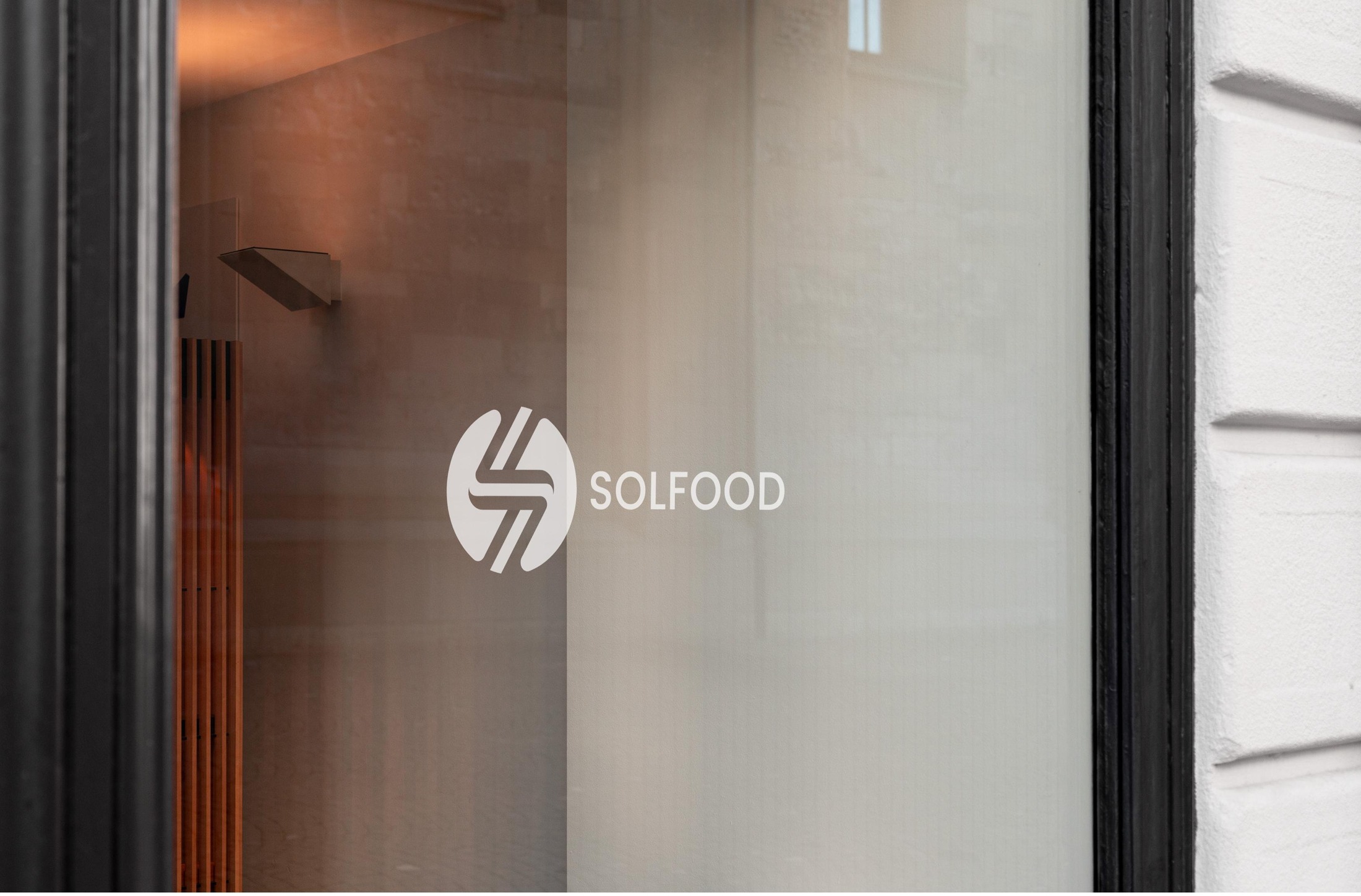 Vetrina con logo Solfood